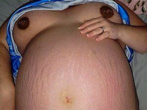 9-monatige schwangere Frau nimmt eine schmutzige Creampie von einem