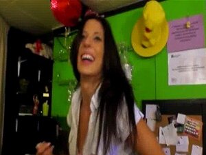Die enge Bar-Crew Alexa Tomas wird für Geld von ihrem Kunden gefickt