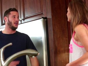 Hübsche Süße reitet den steifen Schwanz ihres Stiefbruders.