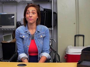 Behaarte Muschi-Babe mit großen Titten und Tattoos wird von einem BBC