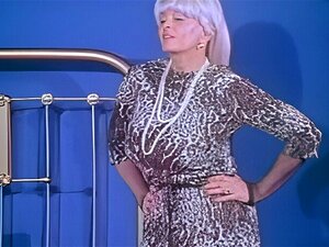 Großtittige Oma Candy Samples masturbiert,