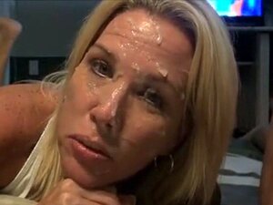 Vieze MILF neemt een shot van plakkerige kleverige sperma. Vuile milf