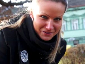 Verführerische Tussi Holly bekommt intimen Sex