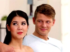 Bisexuelle Freunde haben Spaß zusammen. Nachdem sie alle nackt waren,