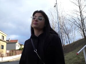 Sexy perverse Schlampe in POV an einem öffentlichen Ort hardcore