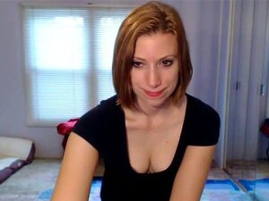 Seksi MILF puši dildo na web kameri. Seksi MILF puši dildo na web