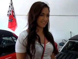 Heiße Weiber blitzen Titten und eine von ihnen wird hart gefickt.