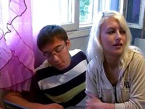 Sie zieht sein blaues Hemd aus