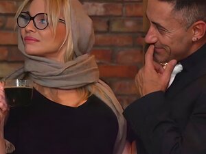 anaali nörtti milf vie yhden kahvin ja yhden ison kukko. nörtti milf