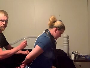 Краљица узима дубоко грло, гуши се,