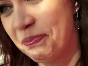 Amateur-Europäerin wird draußen anal für Geld gefickt