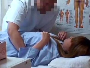 Sexy asiatische Tussi bekommt die heiße und gekonnte Massageszene mit