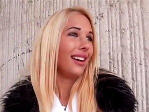 Kyra zeigt ihre Titten in der Öffentlichkeit und reitet den Schwanz