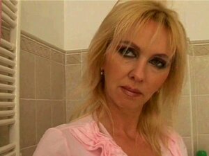 Kurvige alte Frau mit großen Billibongs dildotiert in der Badewanne,