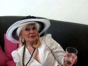Französische Cougar Irma wird in einem Dreier gefickt