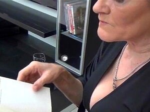 Reife Hausfrau in sexy schwarzen Strümpfen Teil 1