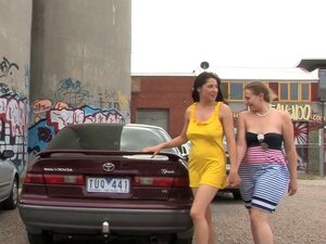 Girls Out West - Busige Lesben auf dem Parkplatz