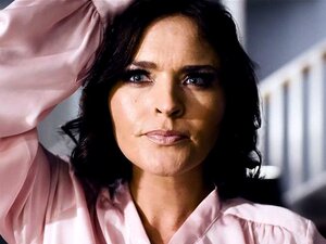 Moglie MILF infastidita è saltata in un sesso a tre traditore. La