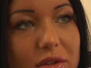 Süße Catharina lutscht und fickt einen alten Schwanz