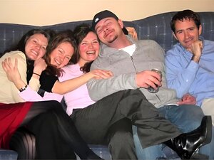 Lüsterne Ehefrau vergnügt sich selbst beim interracial