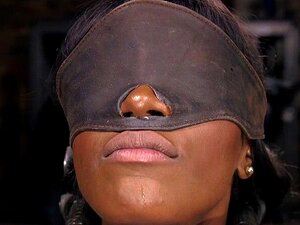 Behaarte schwarze Sklavin reitet auf einer Fickmaschine. Behaarte