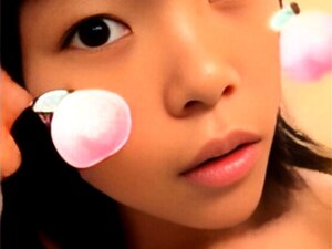 Zrogowaciały amator masked Asian cutie bawiąc na kamera internetowa