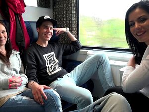 Süße ficken im Zug