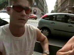 Vecchia nonnina scopa un uomo fresco