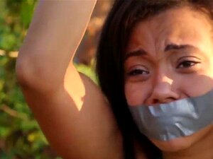 Gebundene Süße wird draußen gefickt. Gebundene schwarze Süße wird