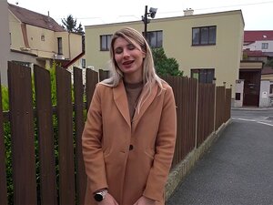 Public Agent Süße Blondine blitzt ihre frechen Titten für Geld auf