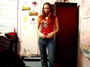 Врела бринета прави рођендански