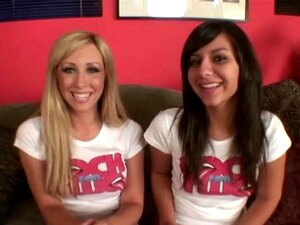 Sexy frische Babes lieben es, Schwänze zu lutschen