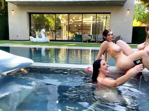 ANGELA WHITE - Breasty Bikini Trio mit Violet Myers und Lena Paul