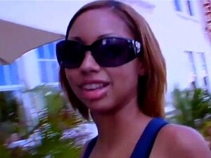 Црна слаткица аматерка јаше курац