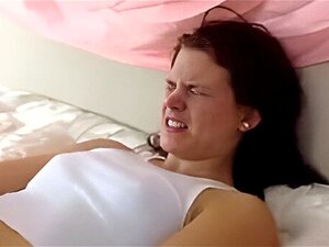 Heißer süßer lesbischer Zwillingsfick mit strap-on