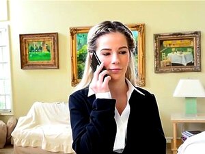 Petite Agent Bella Rose fickt, um ins Angebot aufgenommen zu werden.
