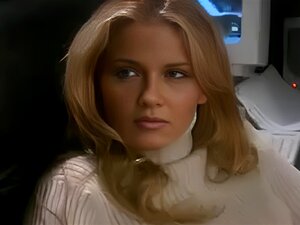 Bereite dich auf eine versaute blonde Assistentin vor, die weiß, wie