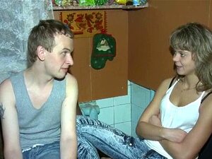 Seine Freundin wird hart gefickt. Typ sitzt und starrt seine Freundin