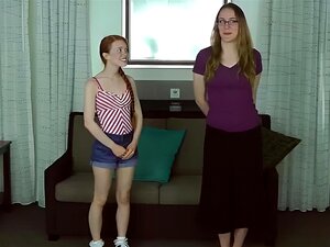 Zwei sehr süße Mädels spielen Entkleidungsalternative, Papier,