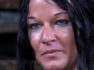 Kitzelte gefesselte Submissive mit Waterboard, Kitzelte gefesselte