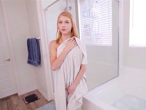 Rothaarige Süße wird von ihrem Stiefbruder vollgespritzt