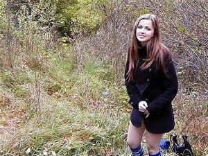 Süßes Mädchen lutscht Schwanz