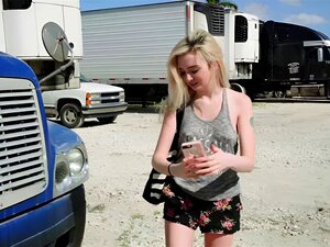 Ein blondes Luder Lexi Lore wird fallen gelassen, dass sie dringend