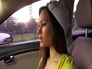 Pikku söpöläinen liftari panee ulkona POV