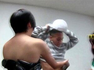 Süße Schlampen werden durchgenommen. Süße Schlampen wird auf einer