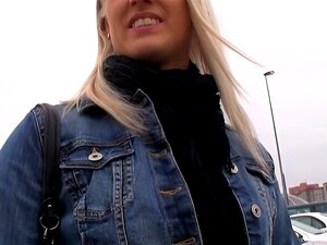 Hübsche tschechische Mädchen Beata wird bezahlt, um einen Fremden in