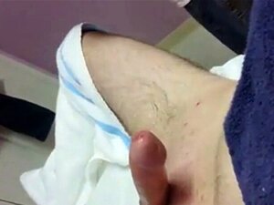 Abspritzen während der Hautpflege beim Wachsen. Die Dame sagt, du