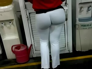 Bisexueller Arsch in weißen Leggings
