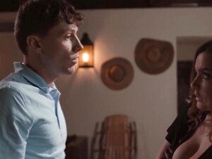 Die brüstige Witwe Natasha Precious reitet auf einem massiven