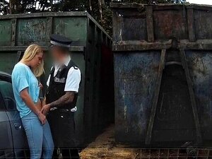 Geüniformeerde agent neukt blonde buiten